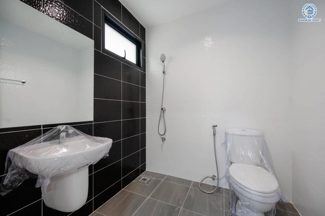 บ้านมือสองตกแต่งใหม่ คุณภาพแบรนด์ LH โครงการ ชลลดา บางบัวทอง เนื้อที่ 72 ตร.ว. ตกแต่งหรูหรา ฟังก์ชันจัดเต็ม 3 ห้องนอน 2 ห้องน้ำ 1 ห้องอเนกประสงค์ จอดรถได้ 1 คัน พร้อม Facilities ครบ! บนทำเลคุณภาพ เชื่อมต่อได้หลายเส้นทาง ใกล้เซ็นทรัลเวสต์เกต และรถไฟฟ้า "สถานีบางพลู"